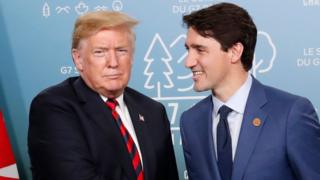Президент США Дональд Трамп обменивается рукопожатием с премьер-министром Канады Джастином Трюдо на двусторонней встрече на саммите G7 в Шарлевуа, Квебек, Канада