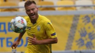 Андрій Ярмоленко і гравець збірної Словаччини на полі