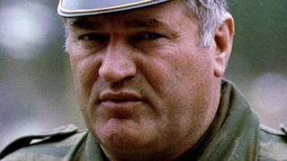 Командующий армией боснийских сербов генерал Радко Младич изображен в Пале, 7 мая 1993 года. REUTERS / Stringer / Files