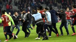 Ndị nkwado otu Lille si n'azụ onye oche bọolụ wakpo ndị ọgba bọọlụ na ngụcha asọmpi.