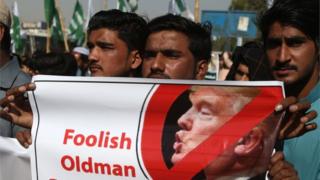 معترضان در پاکستان آقای ترامپ را "نادان در صحنه روابط بینالملل" خواندند