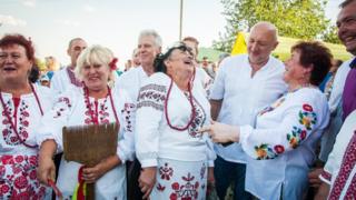 Українці у вишиванках