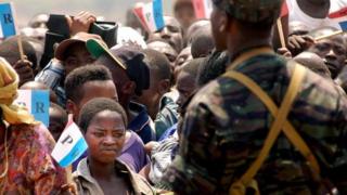 Des militants du parti au pouvoir lors d'un meeting en 2003 à Humure dans la province de Buyumba (illustration)