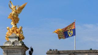 The-Royal-Standard-flying-over-Buckingham-Palace