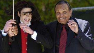 Joe Jackson, hano ugaragara ari kumwe n'umuhungu we Michael, yari amaze igihe mu bitaro arwaye kanseri y'impindura