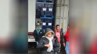 Мигранты покидают грузовик