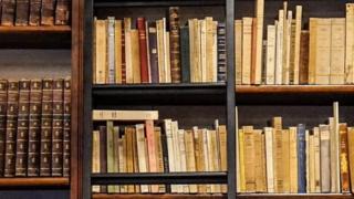 Полиці з книжками в бібліотеці