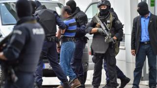 Подозреваемый член исламской государственной группировки уводится австрийской полицией