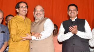 युतीच्या घोषणेनंतर गळाभेट घेताना उद्धव ठाकरे आणि अमित शाह, शेजारी मुख्यमंत्री देवेंद्र फडणवीस