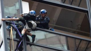 Задержание мужчины, забиравшегося на Trump Tower