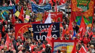 Демонстранты собираются в Лондоне на акцию протеста, организованную Конгрессом профсоюзов
