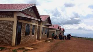 Uyu mudugudu wa Horezo uri mu karere ka Muhanga wubakiwe imiryango 100