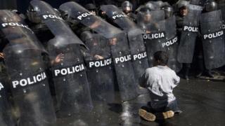 Disabled protester clashes with police in La Paz
