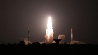satellite-ka la burburiyay ayaa hawada loo diray bishii Janaayo