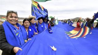 Grupo de personas con la bandera este sábado.
