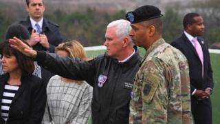 Wapres Mike Pence memandang Korea Utara dari pos pematauan di Panmunjom.