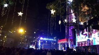 Người dân tập trung đón Giáng sinh trước của Nhà thờ lớn, Hà Nội đêm 24/12/2017.