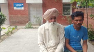 ਆਸ਼ੂ ਦੇ ਪਿਤਾ (ਨੀਲੀ ਕਮੀਜ਼ ਵਿੱਚ)