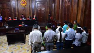 Các bị cáo được mô tả là "những người hiểu biết, có chức vụ nhưng đã buôn bán hàng giả để trục lợi".