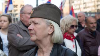 Žena na protestu sa šajkačom na glavi