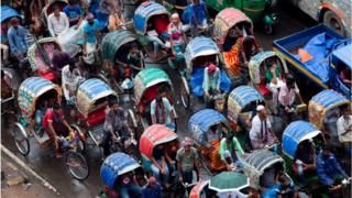 রাস্তায় রিকশা চালক