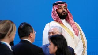 Наследный принц Саудовской Аравии Мохаммед бен Салман высматривает, как лидеры прибывают для семейной фотографии на G20 в Буэнос-Айресе