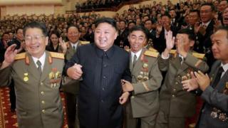 Kim Jong-un acompañado de sus jefes militares