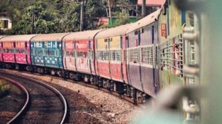रेल्वेचे रंगीबेरंगी डबे