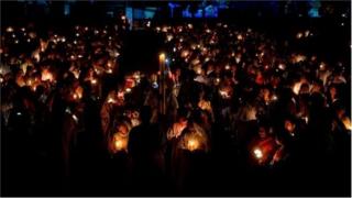 အိန္ဒိယနိုင်ငံမှာ သန်းခေါင်ယံ အီစတာပွဲမှာ ဝတ်ပြုသူတွေက ဖယောင်းတိုင်မီးကို ထွန်းညှိနေစဉ်။