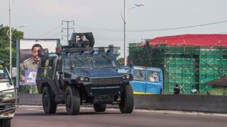 Un véhicule de police en patrouille à Kinshasa