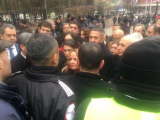 Ankara Üniversitesi'nde girişleri engellenen protestocular