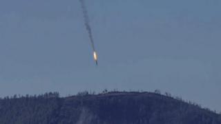 トルコ戦闘機に撃墜され墜落するロシア攻撃機