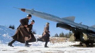 Советские солдаты участвуют в военных тренировках в начале 1980-х годов