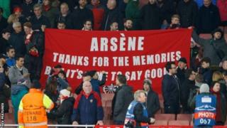 Mashabiki wa Arsenal wabeba bango la kumtaka Arsene Wenger kuondoka