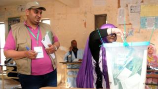 امرأة تدلي بصوتها في الانتخابات