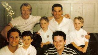 Mae llun y 'boyband' yma'n eithaf hen, ond nhw yw'r pedwar hynaf yn y llun