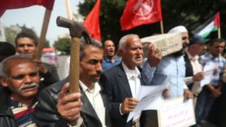 وقفة احتجاجية لعمال فلسطنيين ضد الحصار الإسرائيلي وتأثيره على فرص العمل