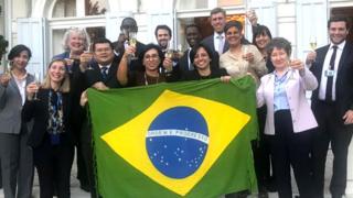 Maha Mamo celebra recebimento da cidadania brasileira em Genebra, na Suíça