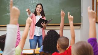 Maestra en salón de clases