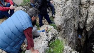 تجمع أرمني حول حفرة عميقة يعتقد أنها كانت مقبرة جماعية للأرمن في جبل قرب مدينة ديار بكر . 22 أبريل/نيسان 2015.