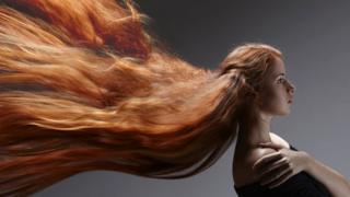 Mujer con el cabello largo