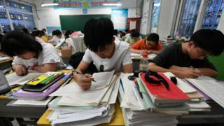 Murid kelas tiga sekolah menengah peserta ujian Gaokao tahun 2019.