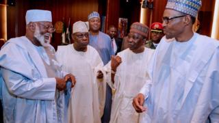 Ọgagunfẹyinti Gowon, Abubakar pẹlu Oloye Ọbasanjọ n jiroro pẹlu Aarẹ Buhari