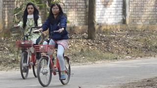 ঢাকার রাস্তায় একা সাইকেল চালানোতে স্বচ্ছন্দ্য বোধ করেন না অনেক নারীই