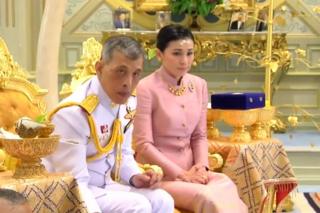 Le roi de Thaïlande a épousé la cheffe adjointe en charge de son service de sécurité et lui a donné le titre de reine.