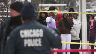 Policías de Chicago en la escena de un crimen