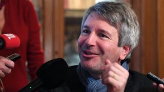 L'écrivain Français Eric Vuillard s'adresse aux journalistes après avoir reçu le Prix Goncourt pour "L'ordre du jour", le 6 novembre 2017 à Paris.