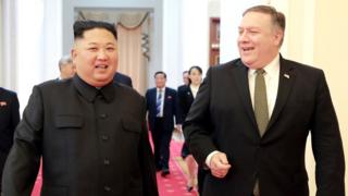 Лидер Северной Кореи Ким Чен Ын (слева) с государственным секретарем США Майком Помпео, 7 октября 2018 года