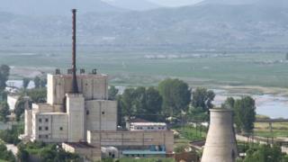 原子炉冷却塔が北朝鮮によって破壊される前の寧辺核施設(2008年撮影)