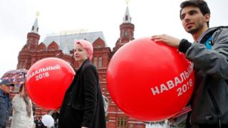 Молодые люди - сторонники Навального
